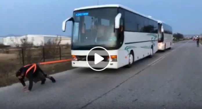 Μασίστας από την Κομοτηνή τράβηξε δύο λεωφορεία 26 τόνων! (βίντεο)
